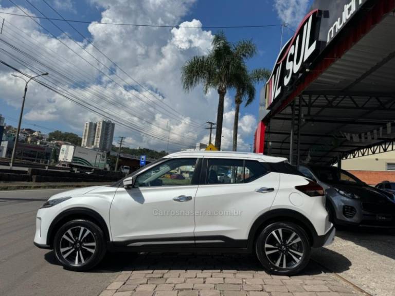 NISSAN - KICKS - 2021/2022 - Branca - R$ 110.900,00