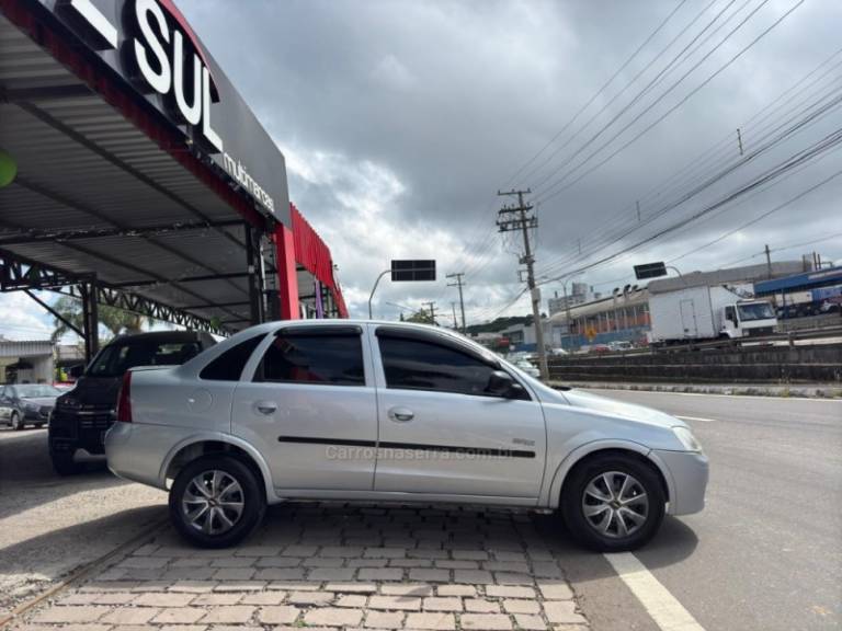 CHEVROLET - CORSA - 2005/2006 - Prata - R$ 25.900,00