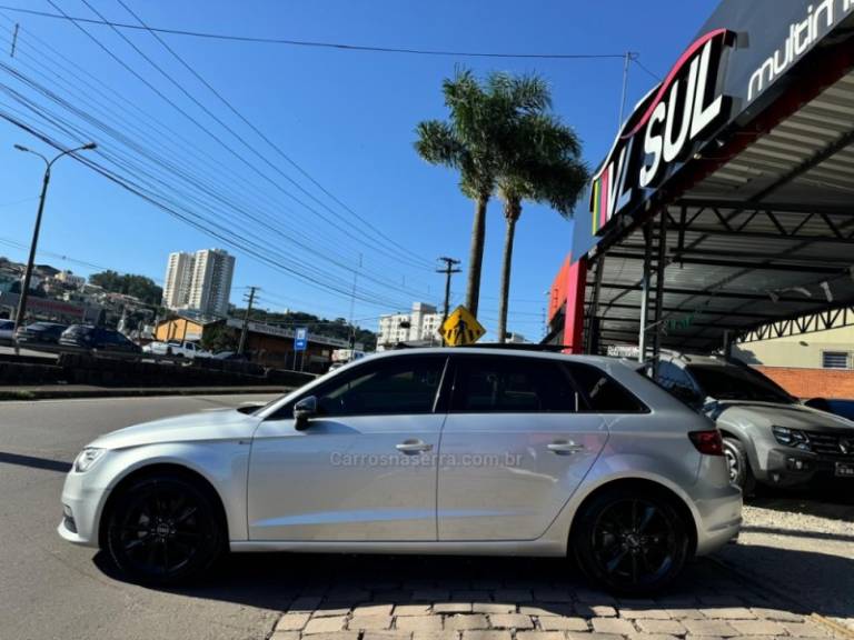 AUDI - A3 - 2013/2014 - Prata - R$ 89.900,00