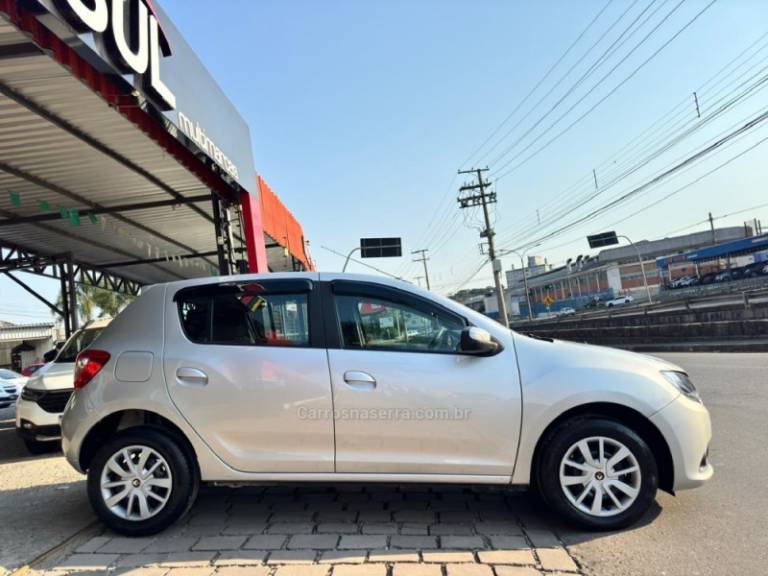 RENAULT - SANDERO - 2015/2015 - Prata - R$ 38.900,00