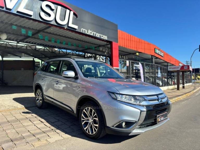 MITSUBISHI - OUTLANDER - 2015/2016 - Prata - R$ 109.900,00