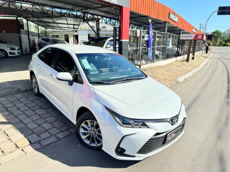 TOYOTA - COROLLA - 2021/2022 - Branca - R$ 120.900,00