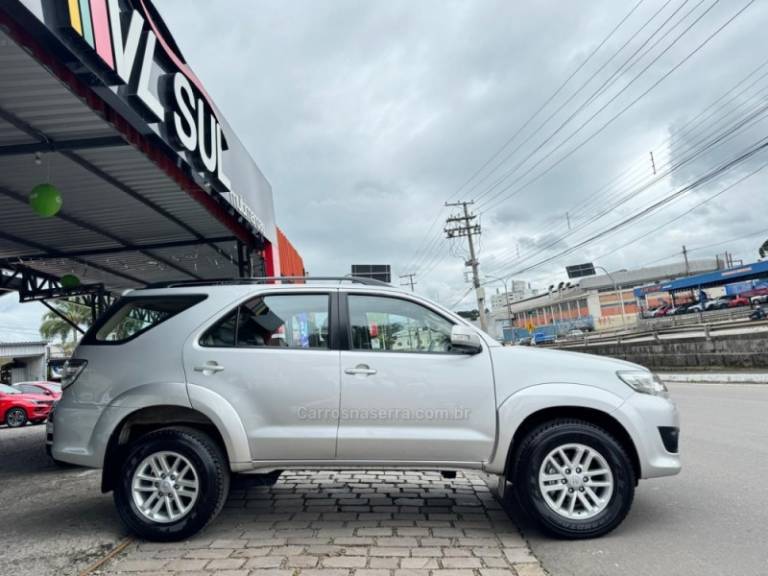 TOYOTA - HILUX SW4 - 2013/2013 - Prata - R$ 113.900,00