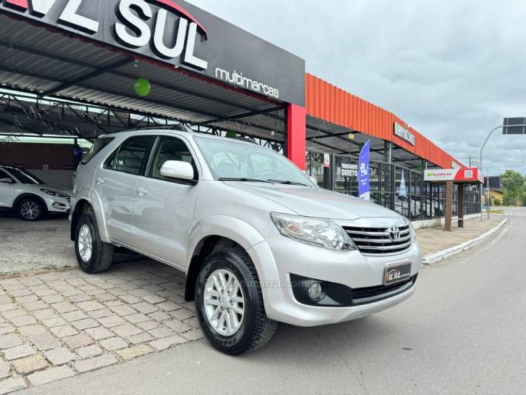 TOYOTA - HILUX SW4 - 2013/2013 - Prata - R$ 113.900,00