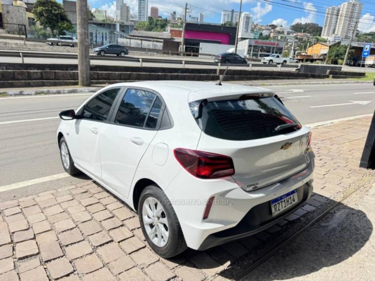 CHEVROLET - ONIX - 2022/2023 - Branca - R$ 74.900,00