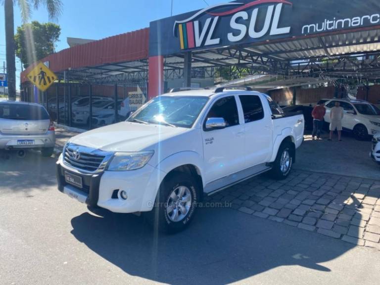 TOYOTA - HILUX - 2015/2015 - Branca - R$ 124.900,00