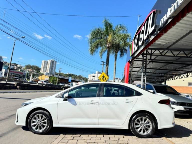 TOYOTA - COROLLA - 2021/2022 - Branca - R$ 120.900,00