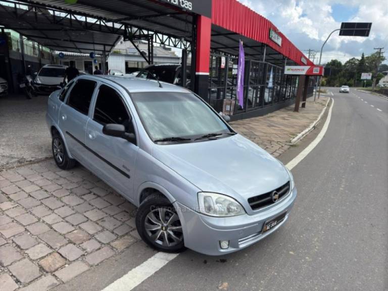 CHEVROLET - CORSA - 2005/2006 - Prata - R$ 25.900,00