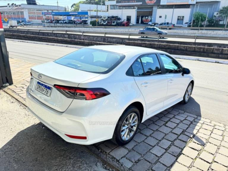 TOYOTA - COROLLA - 2021/2022 - Branca - R$ 120.900,00