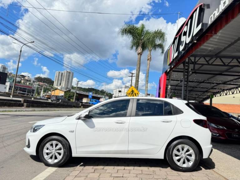 CHEVROLET - ONIX - 2022/2023 - Branca - R$ 74.900,00