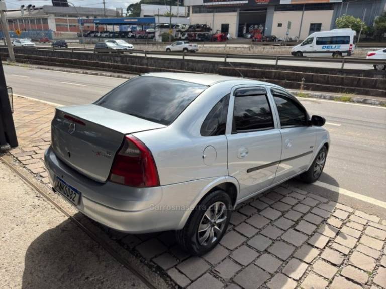 CHEVROLET - CORSA - 2005/2006 - Prata - R$ 25.900,00