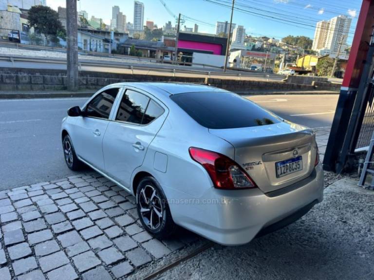 NISSAN - VERSA - 2019/2020 - Prata - R$ 62.900,00