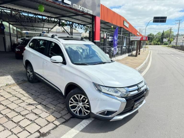 MITSUBISHI - OUTLANDER - 2017/2018 - Branca - R$ 117.900,00