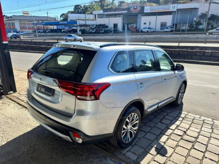 MITSUBISHI - OUTLANDER - 2015/2016 - Prata - R$ 109.900,00