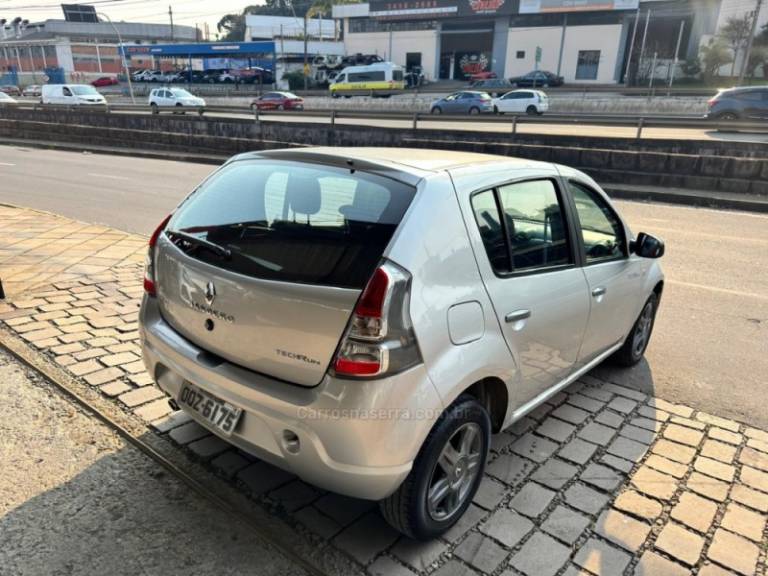 RENAULT - SANDERO - 2013/2014 - Prata - R$ 36.900,00