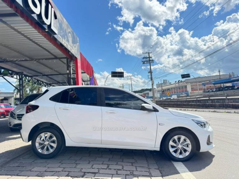 CHEVROLET - ONIX - 2022/2023 - Branca - R$ 74.900,00