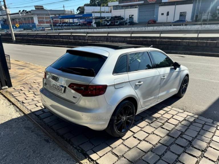 AUDI - A3 - 2013/2014 - Prata - R$ 87.900,00