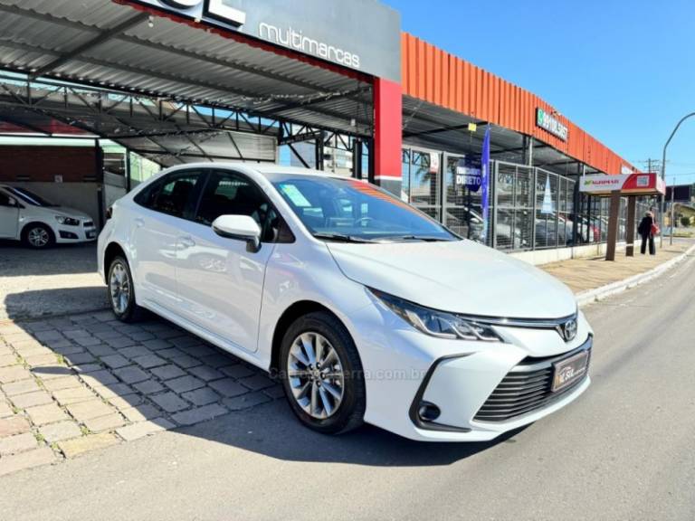 TOYOTA - COROLLA - 2021/2022 - Branca - R$ 120.900,00