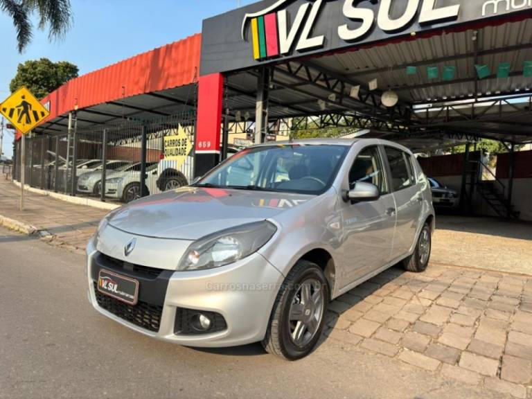 RENAULT - SANDERO - 2013/2014 - Prata - R$ 36.900,00