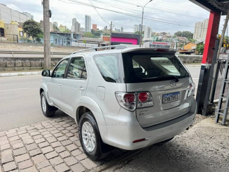 TOYOTA - HILUX SW4 - 2013/2013 - Prata - R$ 113.900,00