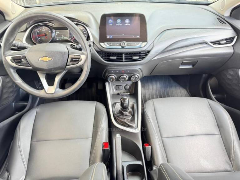 CHEVROLET - ONIX - 2022/2023 - Branca - R$ 74.900,00