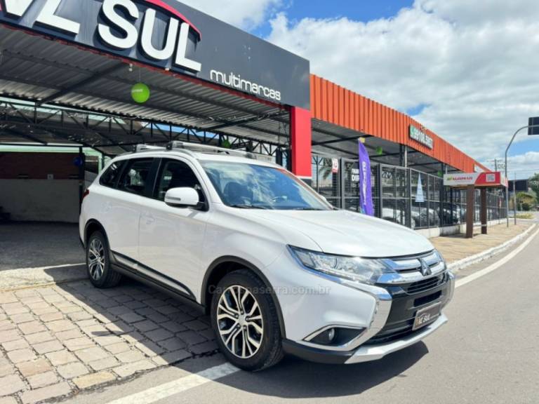 MITSUBISHI - OUTLANDER - 2017/2018 - Branca - R$ 117.900,00