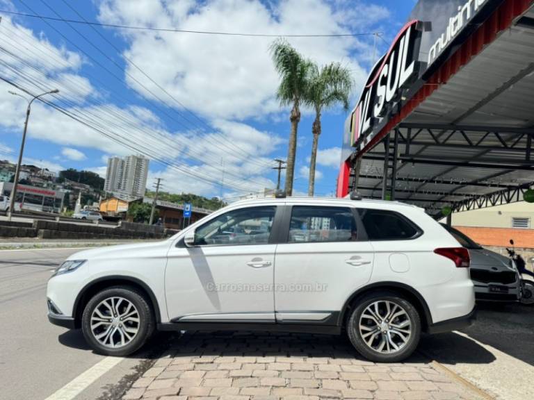 MITSUBISHI - OUTLANDER - 2017/2018 - Branca - R$ 117.900,00