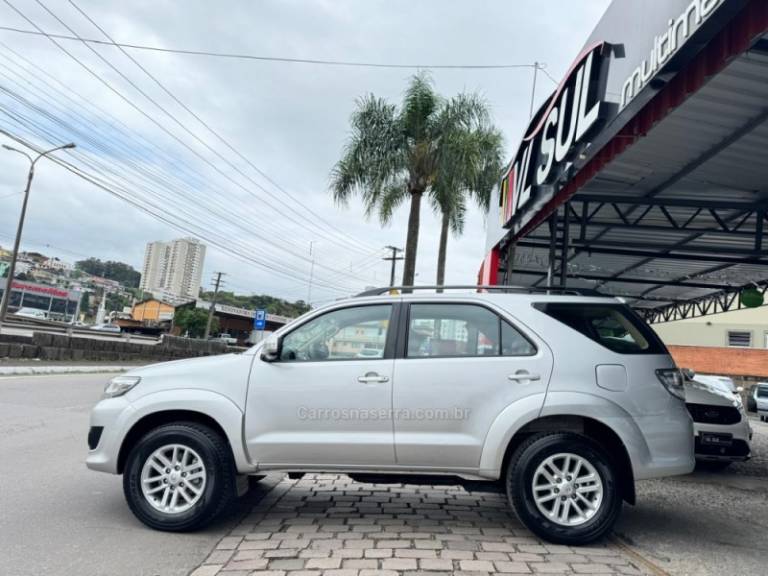 TOYOTA - HILUX SW4 - 2013/2013 - Prata - R$ 113.900,00