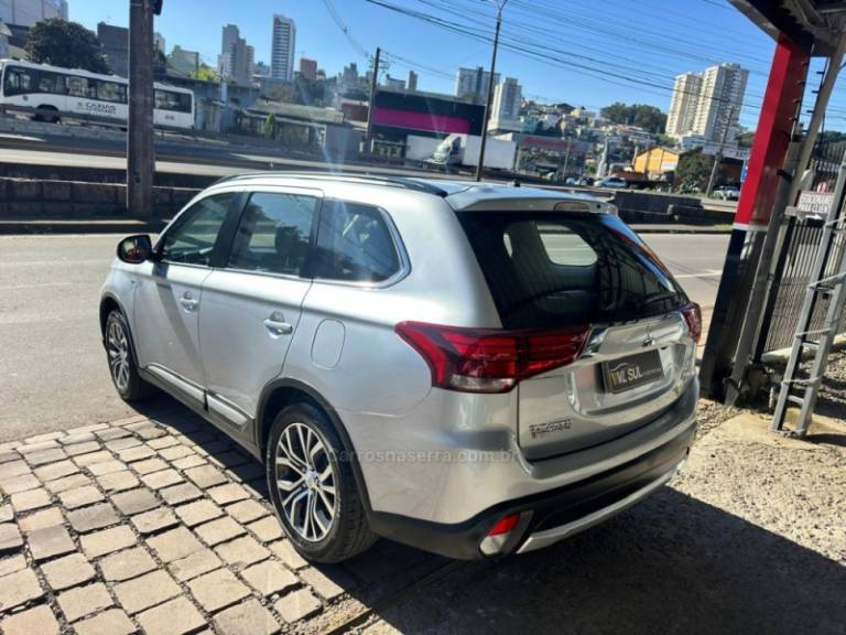 MITSUBISHI - OUTLANDER - 2015/2016 - Prata - R$ 109.900,00