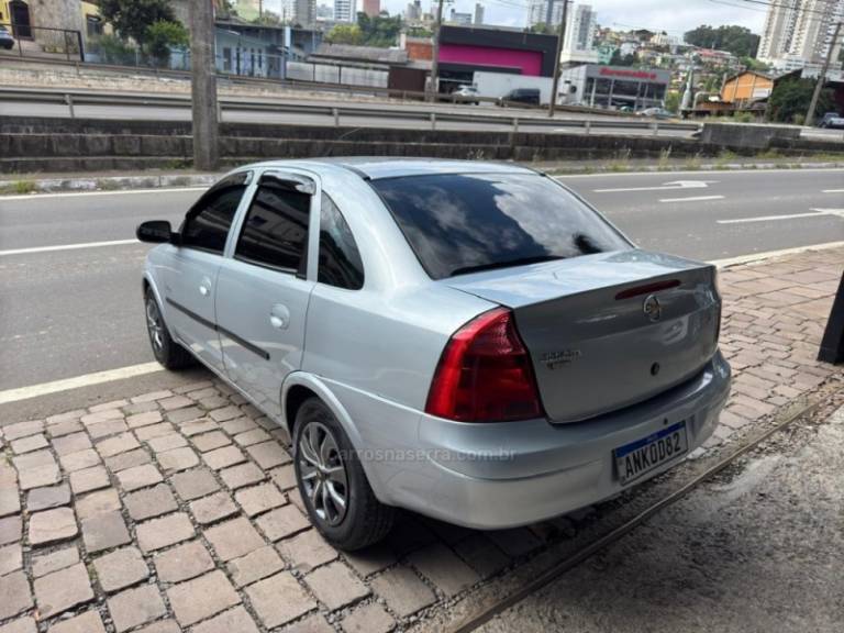 CHEVROLET - CORSA - 2005/2006 - Prata - R$ 25.900,00