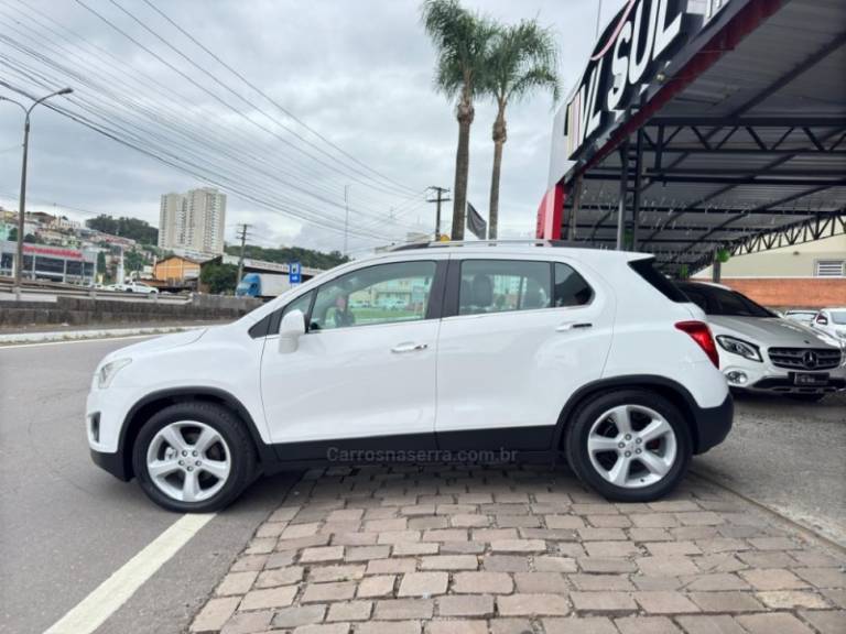 CHEVROLET - TRACKER - 2015/2016 - Branca - R$ 74.900,00