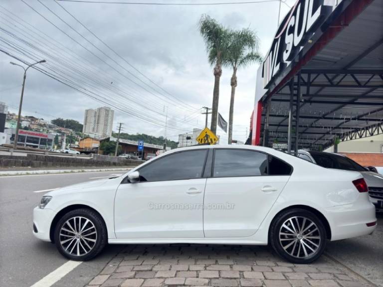 VOLKSWAGEN - JETTA - 2012/2013 - Branca - R$ 69.900,00