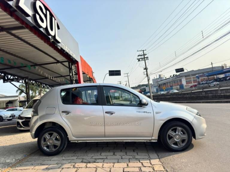 RENAULT - SANDERO - 2013/2014 - Prata - R$ 36.900,00