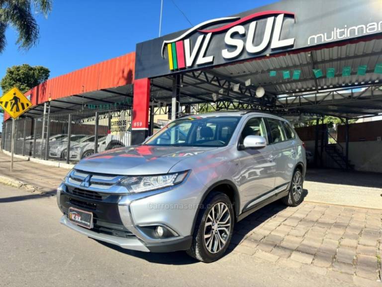 MITSUBISHI - OUTLANDER - 2015/2016 - Prata - R$ 109.900,00