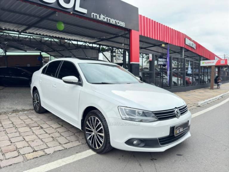 VOLKSWAGEN - JETTA - 2012/2013 - Branca - R$ 69.900,00