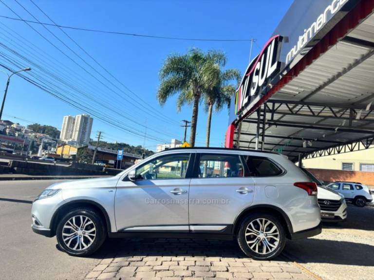 MITSUBISHI - OUTLANDER - 2015/2016 - Prata - R$ 109.900,00