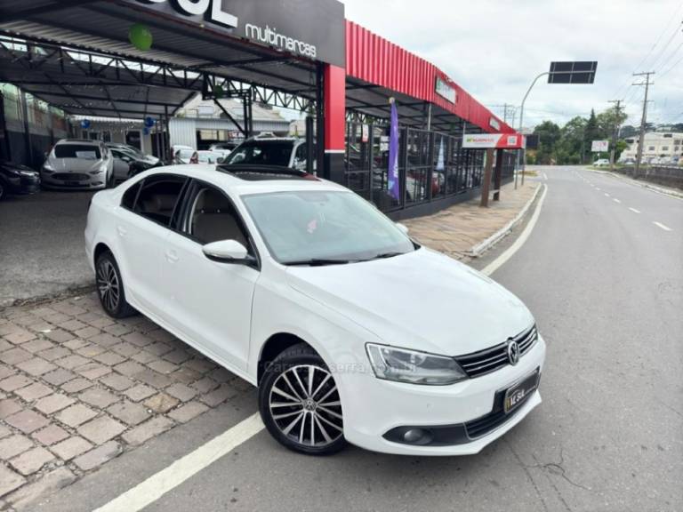 VOLKSWAGEN - JETTA - 2012/2013 - Branca - R$ 69.900,00