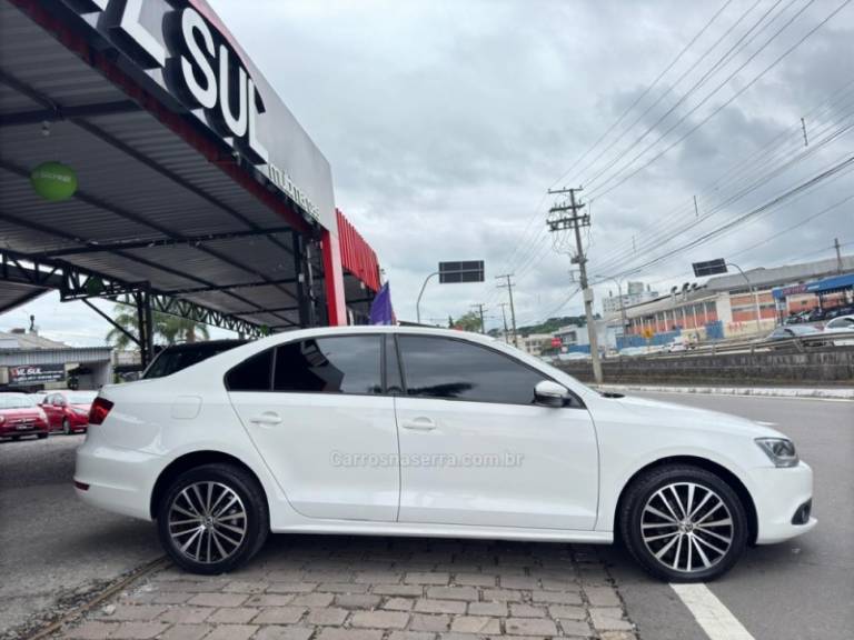 VOLKSWAGEN - JETTA - 2012/2013 - Branca - R$ 69.900,00