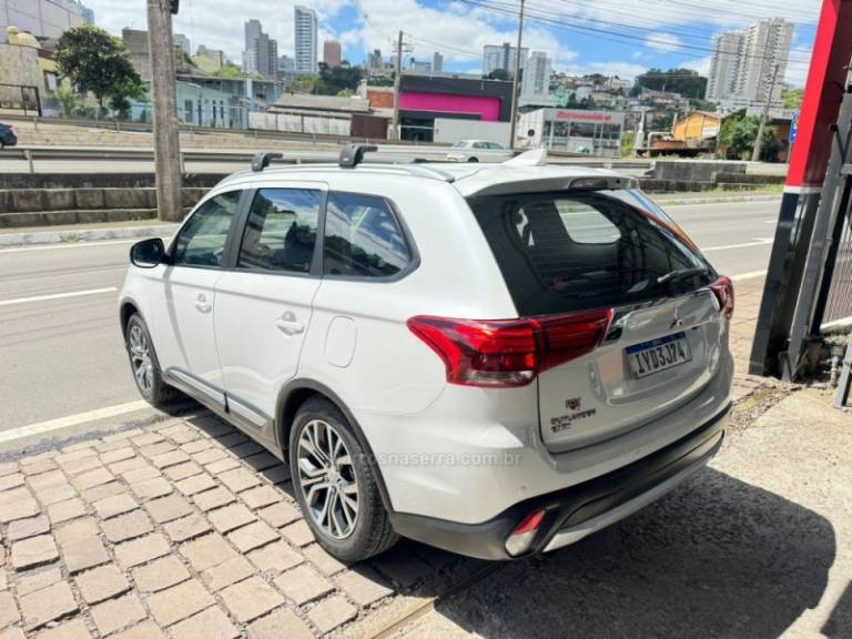 MITSUBISHI - OUTLANDER - 2017/2018 - Branca - R$ 117.900,00