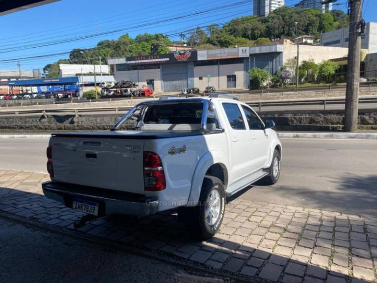 TOYOTA - HILUX - 2015/2015 - Branca - R$ 124.900,00