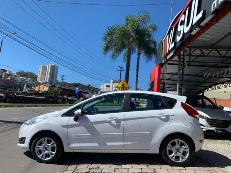 FORD - FIESTA - 2015/2016 - Branca - R$ 52.900,00