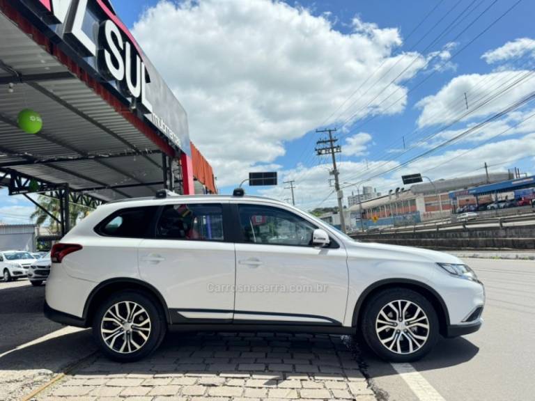 MITSUBISHI - OUTLANDER - 2017/2018 - Branca - R$ 117.900,00