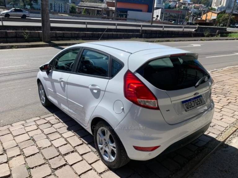 FORD - FIESTA - 2015/2016 - Branca - R$ 52.900,00