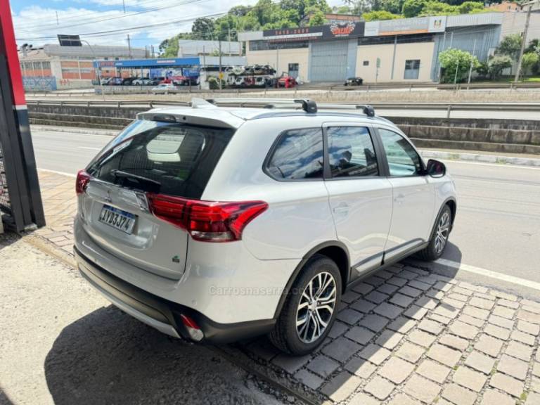 MITSUBISHI - OUTLANDER - 2017/2018 - Branca - R$ 117.900,00