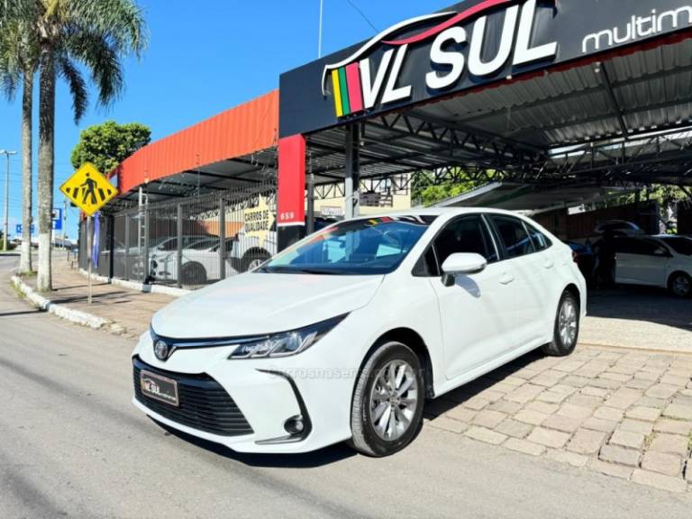 TOYOTA - COROLLA - 2021/2022 - Branca - R$ 120.900,00