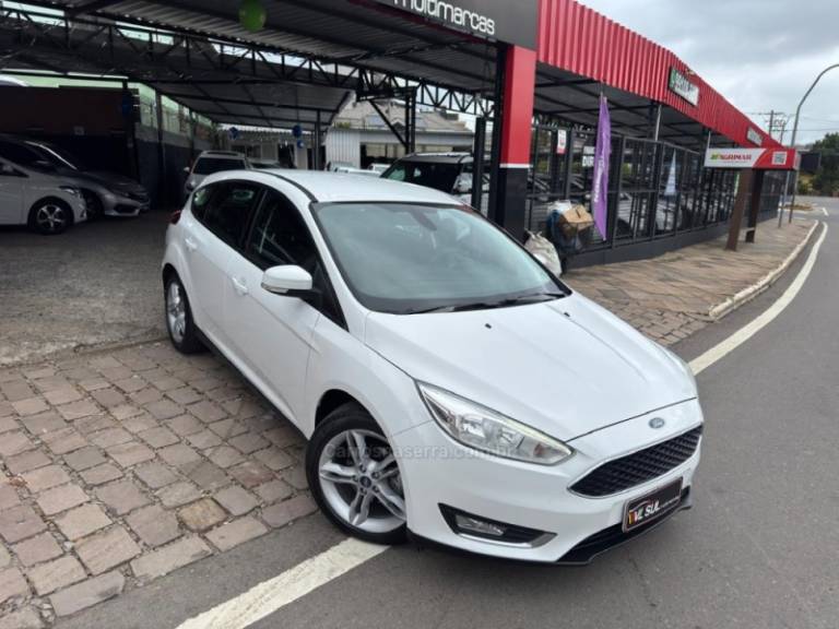 FORD - FOCUS - 2016/2017 - Branca - R$ 66.900,00