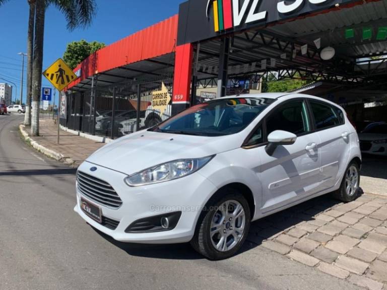 FORD - FIESTA - 2015/2016 - Branca - R$ 52.900,00