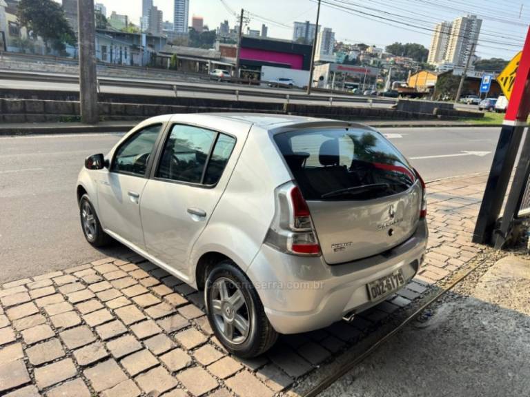 RENAULT - SANDERO - 2013/2014 - Prata - R$ 36.900,00