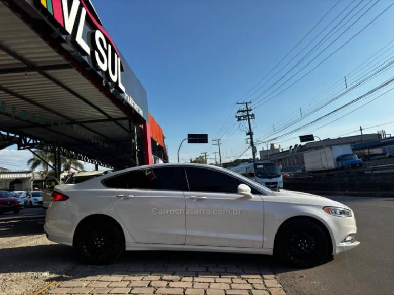 FORD - FUSION - 2016/2017 - Branca - R$ 105.900,00