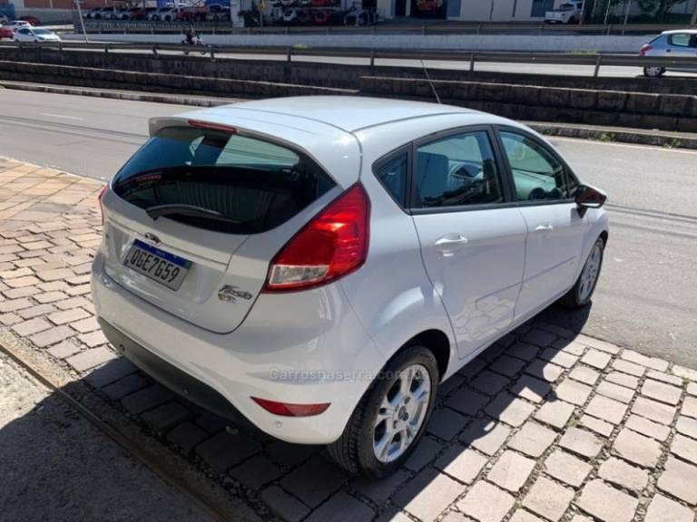 FORD - FIESTA - 2015/2016 - Branca - R$ 52.900,00